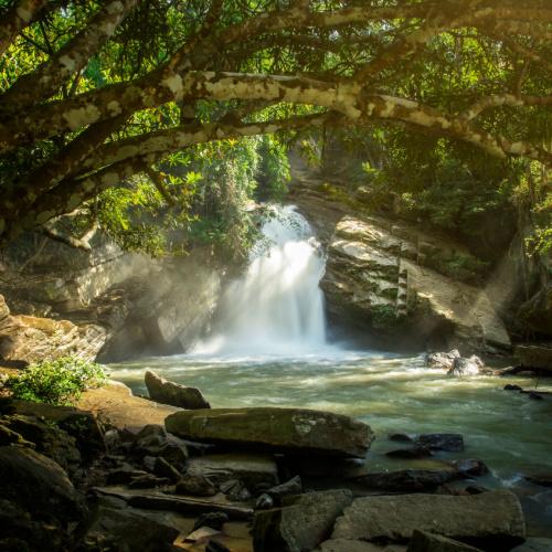 Een waterval in Maewang Nationaal Park 