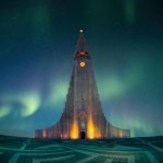 Hallgr&iacute;mskirkja-kerk met het Noorderlicht