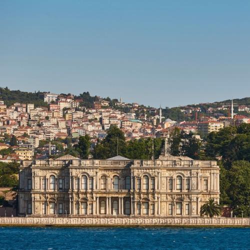 Uitzicht op het Beylerbeyi paleis vanaf de Bosphorus rivier, Istanbul