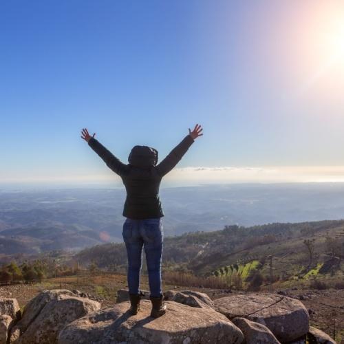 Vrouw bij het uitkijkpunt Foia 