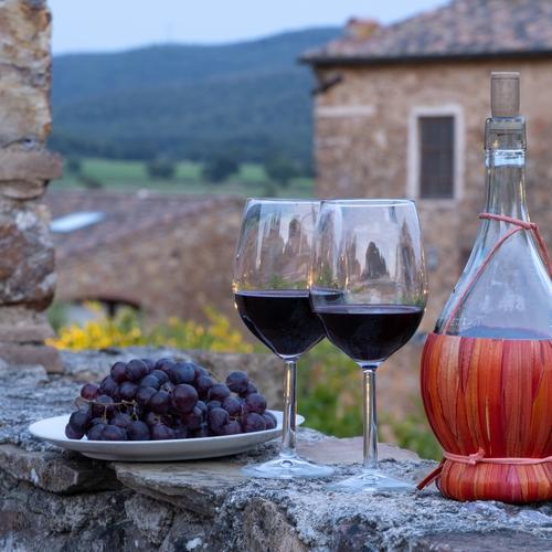 Glazen rode wijn met uitzicht over Toscane