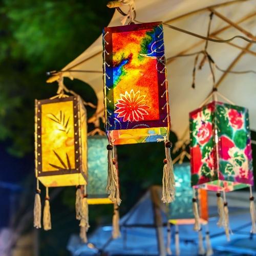 Thaise lantaarns van avondmarkt Chiang Mai