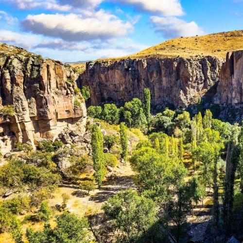 De groene Ihlara-vallei in Cappadocië