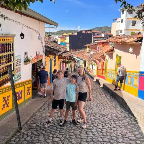 NRV reizigers in Guatapé