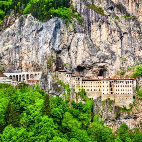 Uitzicht op het indrukwekkende en hooggelegen Sümelaklooster