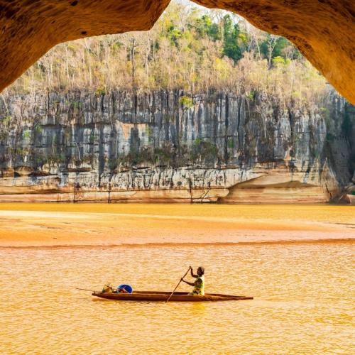 Per pirogue door de kloven van de Manambolo-rivier