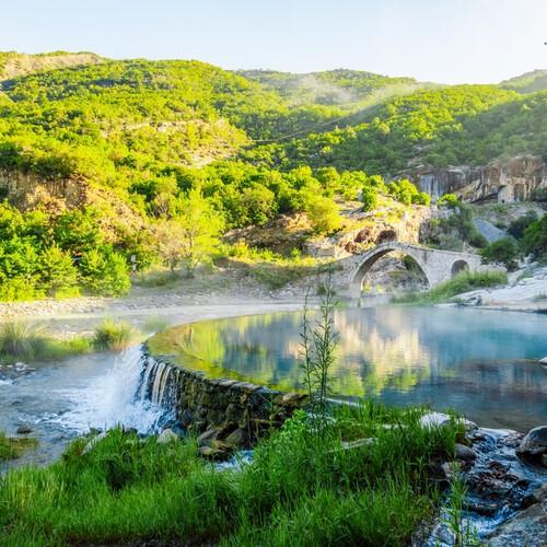 Thermale baden van Bënjë, in de buurt van de Kadiut-brug, Përmet, Albanië