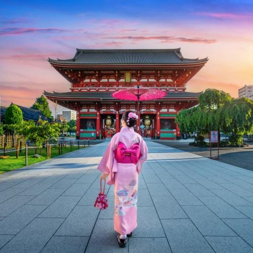 Vrouw in kimono in de wijk Asakusa