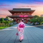 Vrouw in kimono in de wijk Asakusa