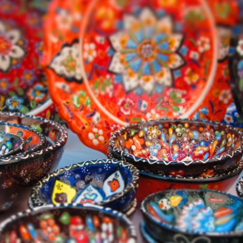 Souvenirs op de lokale markt in Kusadasi