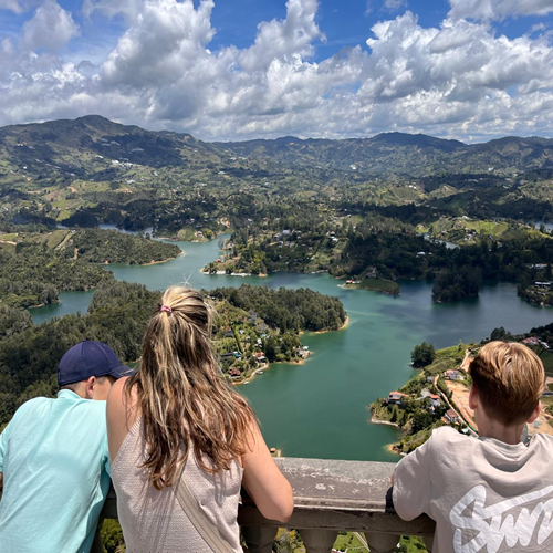 Familie met uitzicht vanaf de Piedra del Peñol 
