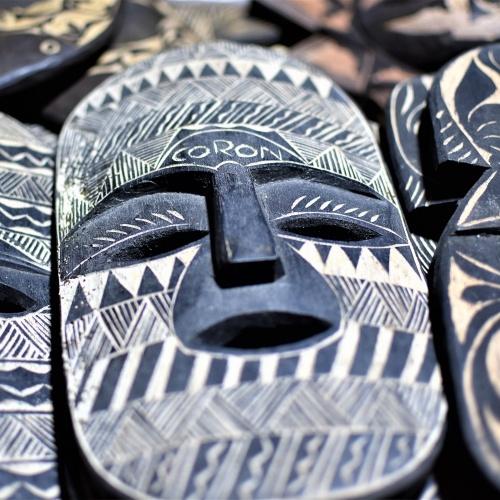 Houten decoratieve maskers, Coron