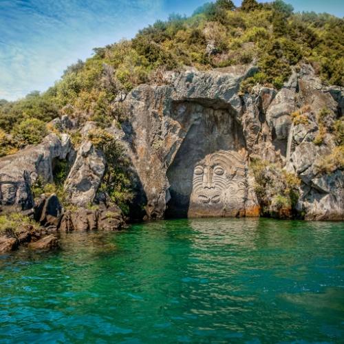 Traditioneel snijwerk bij Lake Taupo