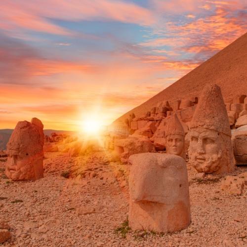 Zonsopkomst op de Oost-Terrassen van Berg Nemrut