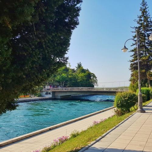 Eén van de vele bruggen in Struga