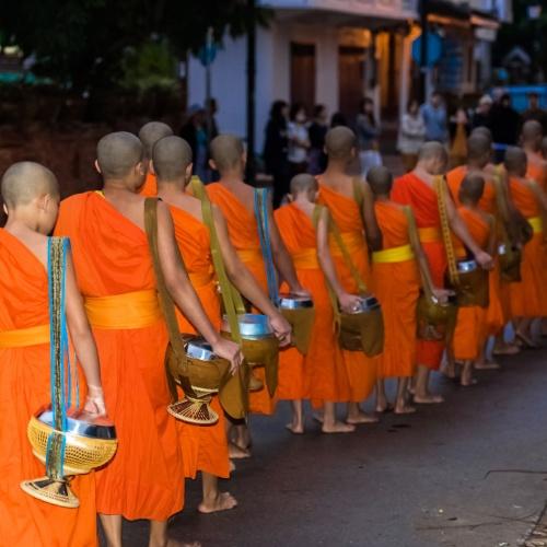 Luang Prabang, Aalmoesceremonie