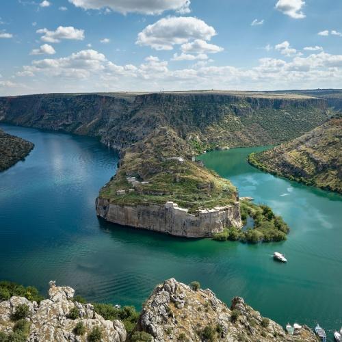 De brede, rustige Eufraat-rivier