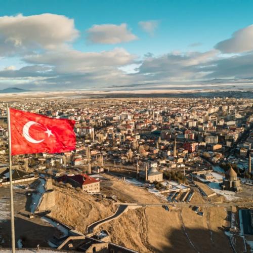 Uitzicht op Kars vanaf het kasteel van Kars , Turkije