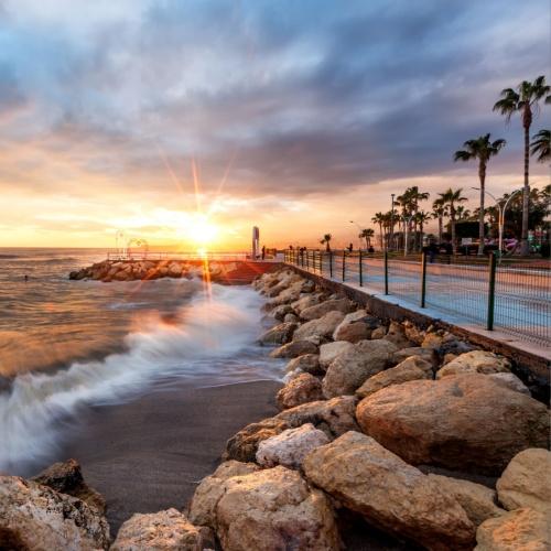 Mersin, boulevard en zee bij zonsondergang