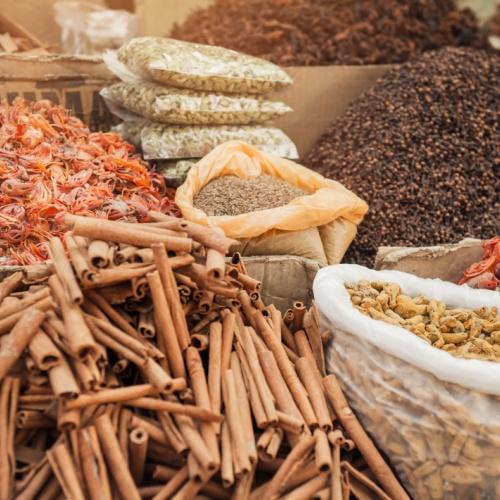 Kruiden op een kruidenmarkt in Alleppey