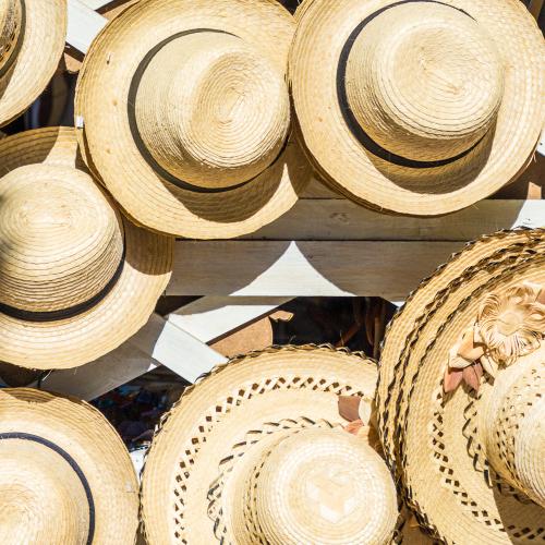 Hoedenkraam op de markt in Varadero