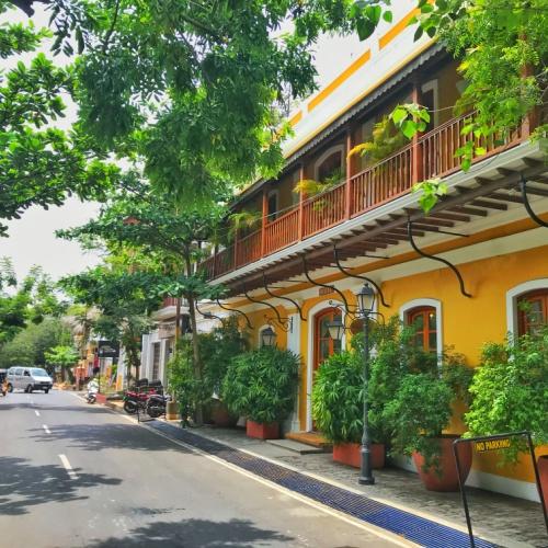 Straat met pastelkeurige huizen, Pondicherry